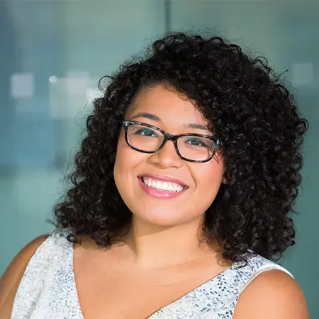 Portrait d’une cliente exprimant son avis positif sur le restaurant écoresponsable EKO.