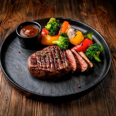 Tournedos de filet de bœuf grillé accompagné de légumes frais au restaurant écoresponsable EKO.